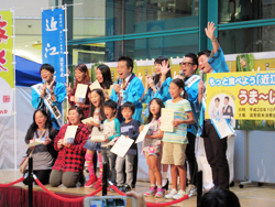 出演者らとの集合写真