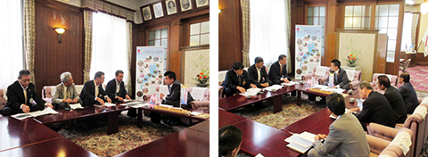 知事室にて滋賀県市長会および町村会、県道伊香立浜大津線整備促進協議会、長浜市北部横断幹線道路整備促進期成同盟会から要望を受ける様子