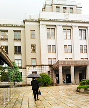 雨の中、登庁