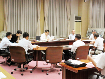 翌日の答弁に向けて協議を行う様子