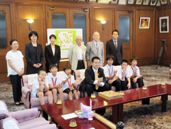 平野小学校、光泉中学校の学生等との記念撮影