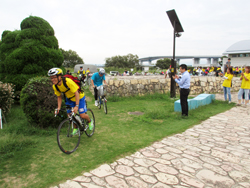 自転車に乗車される様子