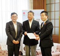 市長会、町村会の方々から北陸新幹線ルートに関する要望をお受けする様子