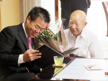 県内男性最高齢の白井庄次郎さんのお宅（高島市）を訪問