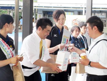 石山駅前で街頭募金を行う様子