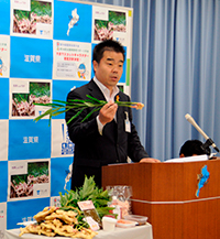 「笠原しょうが」を説明する様子