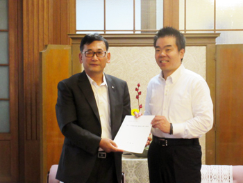 日野町長から要望を受け取る様子