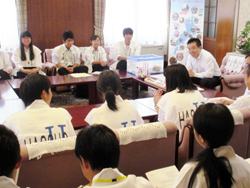 県立八幡商業高等学校の「近江商人再生プロジェクト」のメンバーの皆さんとの談話