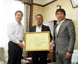 農業生産法人・株式会社アグリケーション代表の中島富治一様との写真