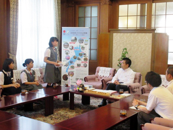 北海道根室市から、市の弁論大会において入賞された中学生の方々が知事室にお越しくださいました