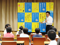 小学生を前に説明する様子
