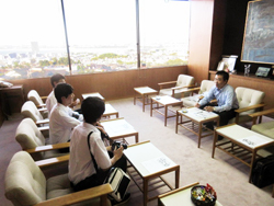 県立彦根東高校の新聞部員から取材をお受けする様子