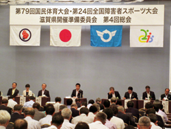 今年度の事業計画やそれに伴う予算等を審議していただく様子