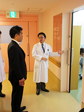 大学内を案内してもらう様子