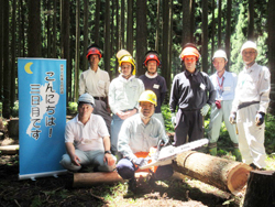 林業に携わる皆さまと集合写真