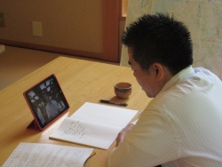 ウェブ会議する様子