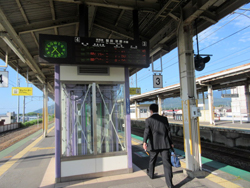 駅のホームを歩く様子