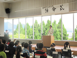 子どもたちを前に講義する様子