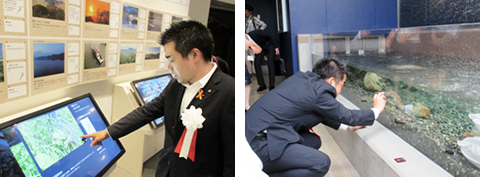 展示物を確認する様子