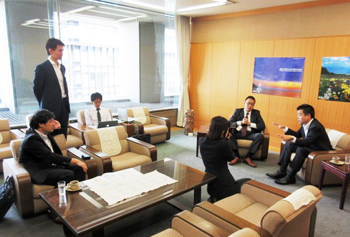 東京事務所で情報誌の対談の様子