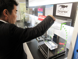 展示物を確認する様子