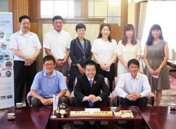 滋賀県PTA連絡協議会の新役員の方々と集合写真