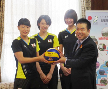 東レアローズ所属の木村沙織選手、迫田さおり選手、田代佳奈美選手の3名、関係者の方々が知事室にお越しになられる