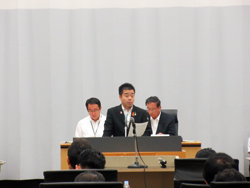 広域連合議会臨時会での答弁の様子
