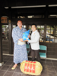 白鵬関へ近江米を手渡す