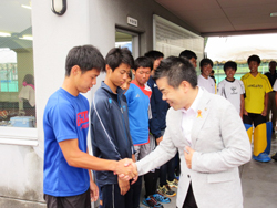 県立伊吹高等学校ホッケー部を激励