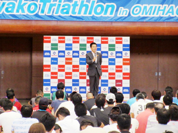 「第2回びわ湖トライアスロンin近江八幡」の開会式に出席