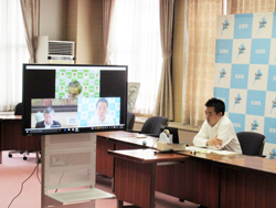 務める全国知事会「高齢者認知症対策・介護人材プロジェクトチーム」の正副リーダー会議をWeb上で実施