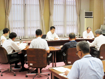 明日の答弁に向けて、担当課と協議の様子