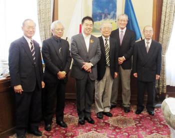大阪滋賀県人会の運営委員の皆さんとの集合写真