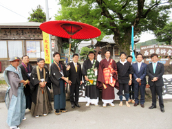 時代行列参加者との集合写真