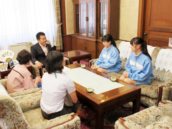 大津市立打出中学校の生徒との歓談