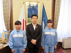 大津市立打出中学校の生徒とのスリーショット