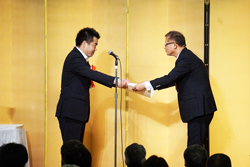 岸本一郎様の表彰の様子