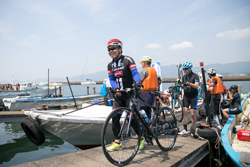守山漁港から自転車で出発する様子
