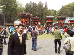 豪華絢爛な曳山が馬見岡綿向神社に並ぶ光景