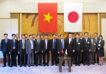 トナム国クアンニン省人民委員会委員との集合写真