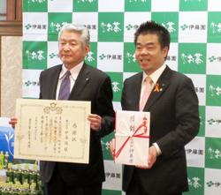 株式会社伊藤園様と知事とのツーショット