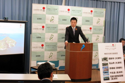 臨時記者会見の様子