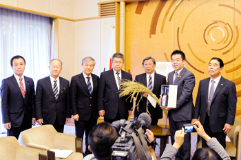 滋賀県日野町、三重県松阪市、福島県会津若松市の蒲生氏郷公顕彰会から、日本酒「氏郷公」づくりについてのご報告