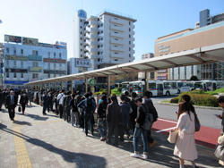バス待ちの行列