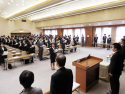 新規採用職員の辞令交付式に出席