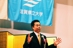学生の前でスピーチ