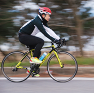 知事が自転車に乗っている様子