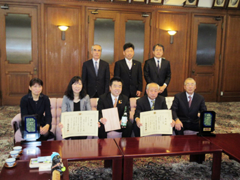 平成27年度ふるさとづくり大賞 団体表彰（総務大臣賞）を受賞された（一社）kikito様と田根地区・地域づくり協議会様から受賞報告していただいた様子