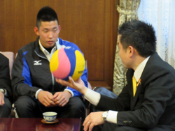 水球男子の水谷選手がアジア大会で優勝したことを報告